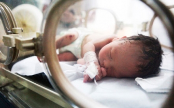 Elhagyhatta a kórházat a csőbe szorult kínai csecsemő