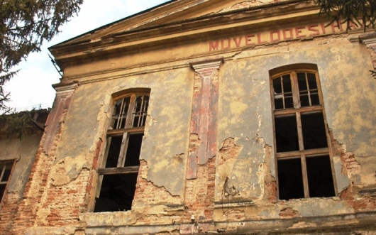 El kell végeznie Dombóvárnak az egykori Korona szálló állagmegóvását