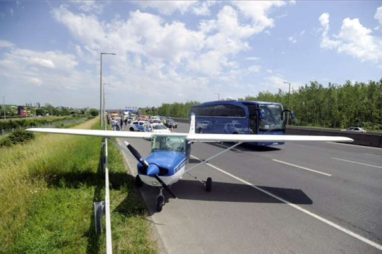 Leszállt egy kisrepülő az M1-M7-es autópályán