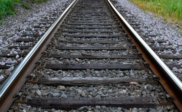 Leszakadt felsővezeték miatt késnek a vonatok a győri vasútvonalon