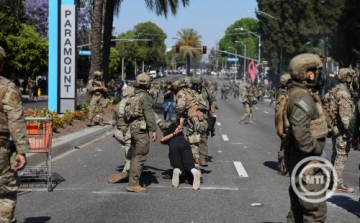 A Los Angeles belvárosában tüntetők ellen villanógránátokat, könnygázt és paprikaspray-t is bevetett a Nemzeti Gárda