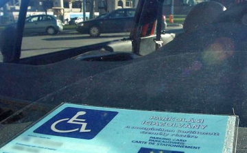  Mozgáskorlátozott helyen parkolt, vádat emeltek ellene