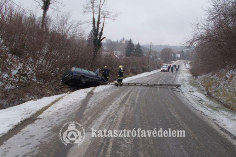 Ötvenhét, a havazással összefüggő esethez riasztották a Tolna megyei tűzoltókat