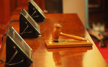 Húsz év fegyházzal sújtották a villamoson késelőt