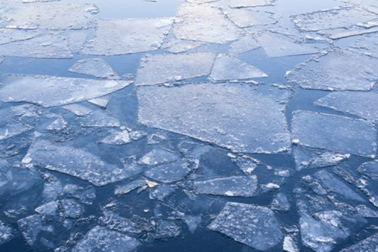 Kutyáját akarta menteni, de beszakadt a jég a kislány alatt