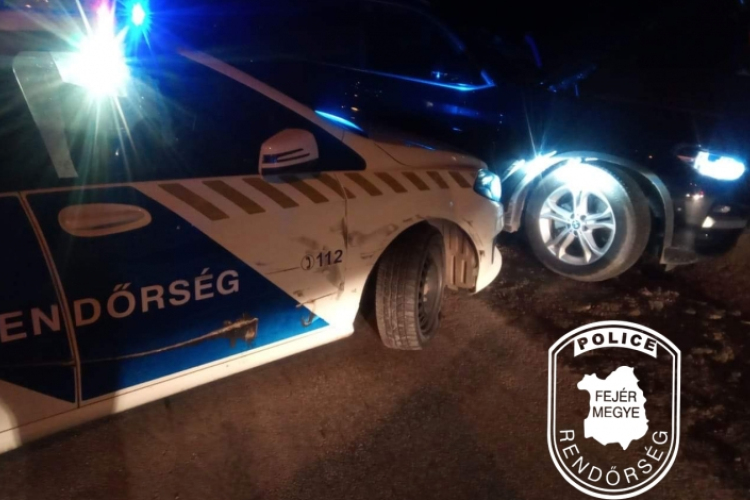 Nekihajtott az őt üldöző rendőröknek egy agresszív autós