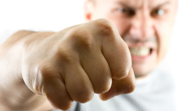 Garázdaság és könnyű testi sértés Nakon