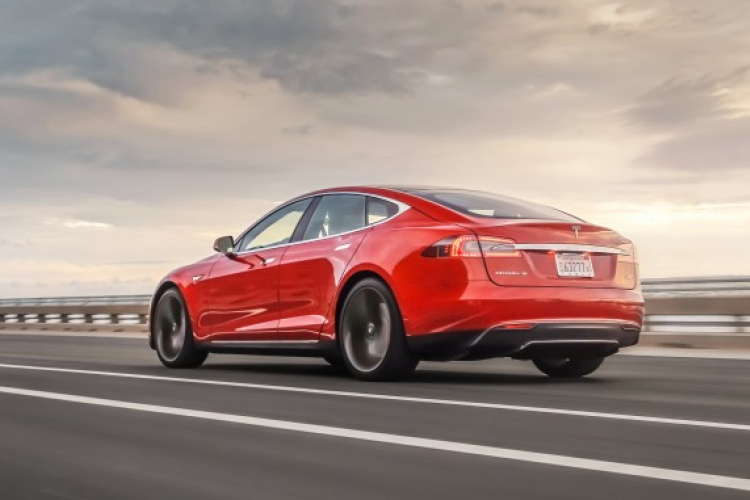 Visszahívta több százezer járművét Kínában a Tesla