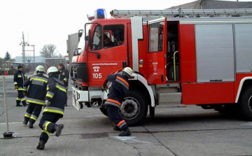 A dombóvári tűzoltók, a mentők és a KÖTÉL mentőszervezet segített a szakadékba esett személyen