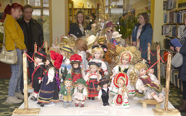 Porcelánbaba kiállítás nyílt a Földi István Könyvtárban