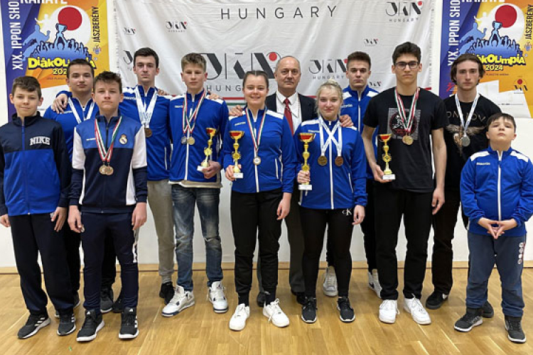 12 dombóvári fiatal is jelen lehetett a Karate Diákolimpia országos döntőjén